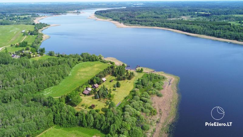 Sodyba ant Sartų ežero kranto Zarasų rajone „Lapėnų sodyba“ – rąstiniai namai, kubilai, pirtis