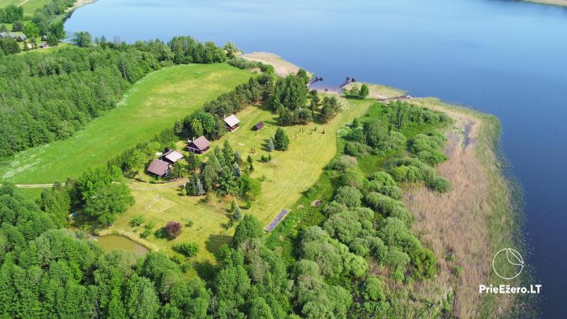 Sodyba ant Sartų ežero kranto Zarasų rajone „Lapėnų sodyba“ – rąstiniai namai, kubilai, pirtis