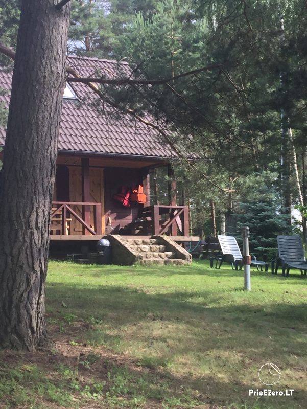 Rąstinis namelis ant Bebrusų ežero kranto
