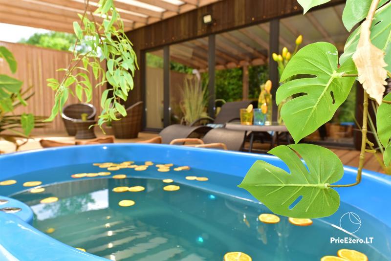 Privatus namelis DVIEMS - su Jakuzzi + Aromaterapinė pirtelė. TVENKINYS KIEME, UPĖ - ŠALIA! Vilniaus pakraštys!!!