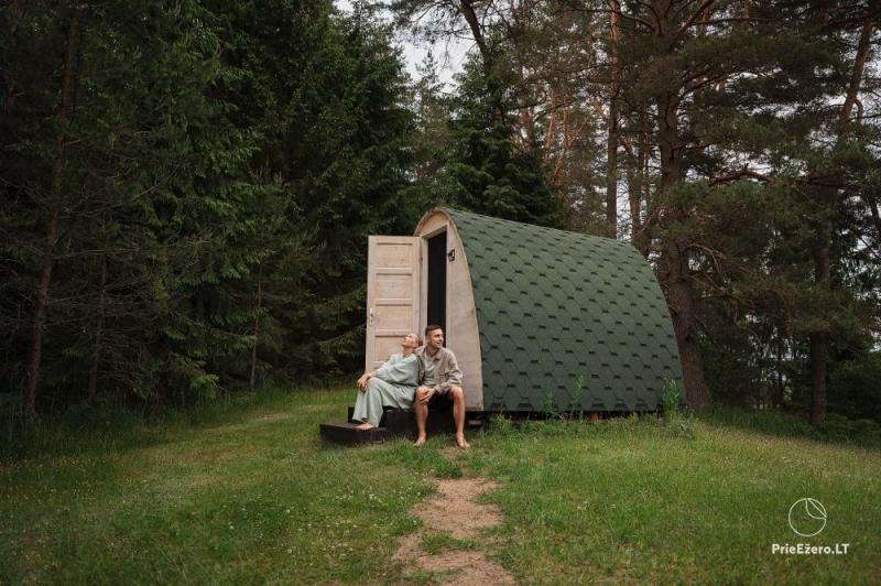 Poilsio nameliai dviems ant Žeimenio ežero kranto