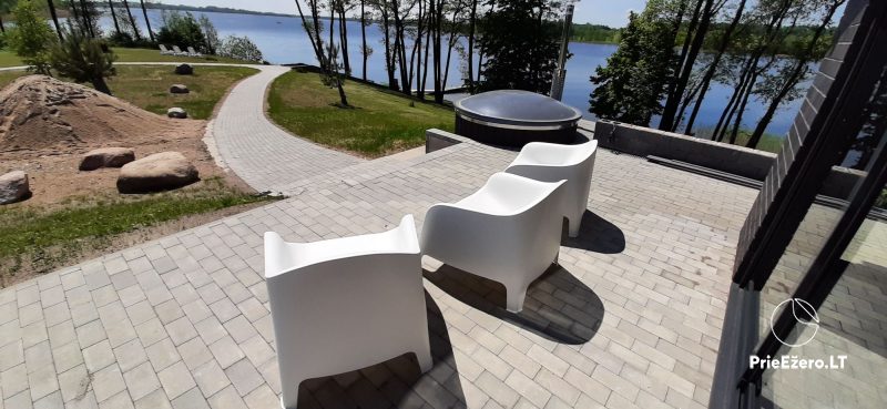 Naujai įrengta modernaus stiliaus Vila prie Galadusio ežero.