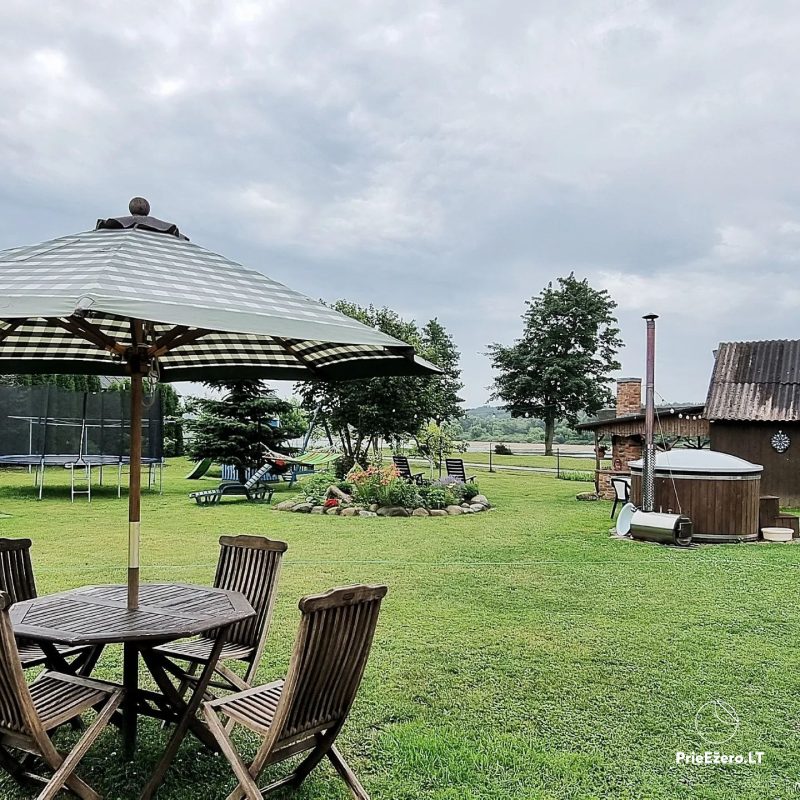 Sodyba Molynė su vaizdu į upę, Kubilas, baseinas lauke