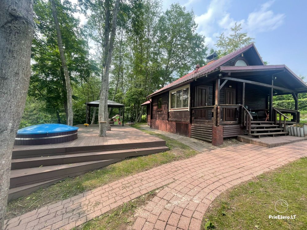 Namelis su pirtimi ir kubilu ant Asvejos ežero kranto - 1