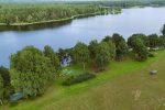 Pakirnių stovyklavietė ant Asvejos ežero kranto: irklentės, pirtis, kubilas, kemperiai, palapinės.