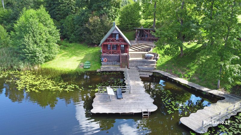 Nameliai sodyboje ant ežero kranto LAKE VIEW RESORT. Yra pirtis, kubilas