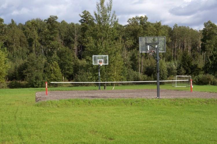 Krepšinio, tinklinio, futbolo aikštelės ir kitos aktyvios pramogos sodyboje Žinėnai