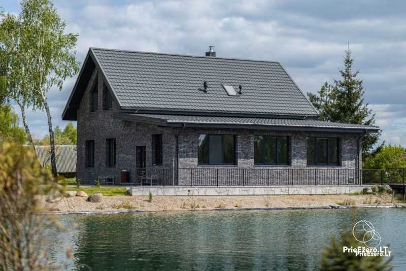 Lotoso Vila. Erdvi pokylių salė (iki 40 asmenų) . Tvenkinys su tiltu. Pirtis