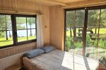 Namelis 2 vietų su terasa ir vaizdu į ežerą. Namelio paros kaina 60–80 €. - 2