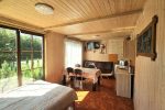 Namelis 2 vietų su terasa ir vaizdu į ežerą. Namelio paros kaina 60–80 €. - 4