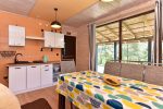 Namelis 8 vietų 4 miegamųjų kambarių su terasa ir vaizdu į ežerą. Namelio paros kaina 130–200 €. - 4