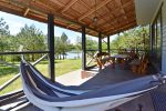 Namelis 8 vietų 4 miegamųjų kambarių su terasa ir vaizdu į ežerą. Namelio paros kaina 130–200 €. - 2