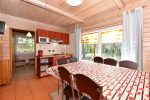 Namelis 10 vietų, 5 miegamųjų kambarių ir su terasa. Namelio paros kaina 130–200 €. - 4