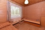Namelis 10 vietų, 5 miegamųjų kambarių ir su terasa. Namelio paros kaina 130–200 €. - 5